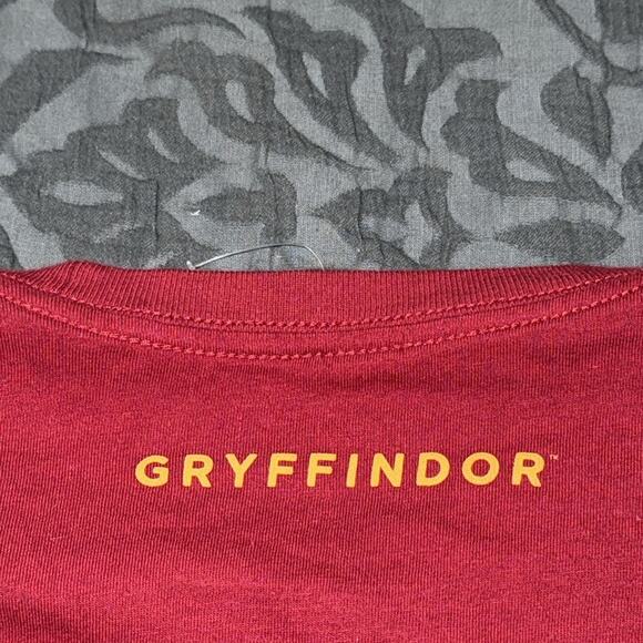 Harry Potter Vans Gryffindor women’s medium custom fit casual short sleeve NWOT - Picture 9 of 11